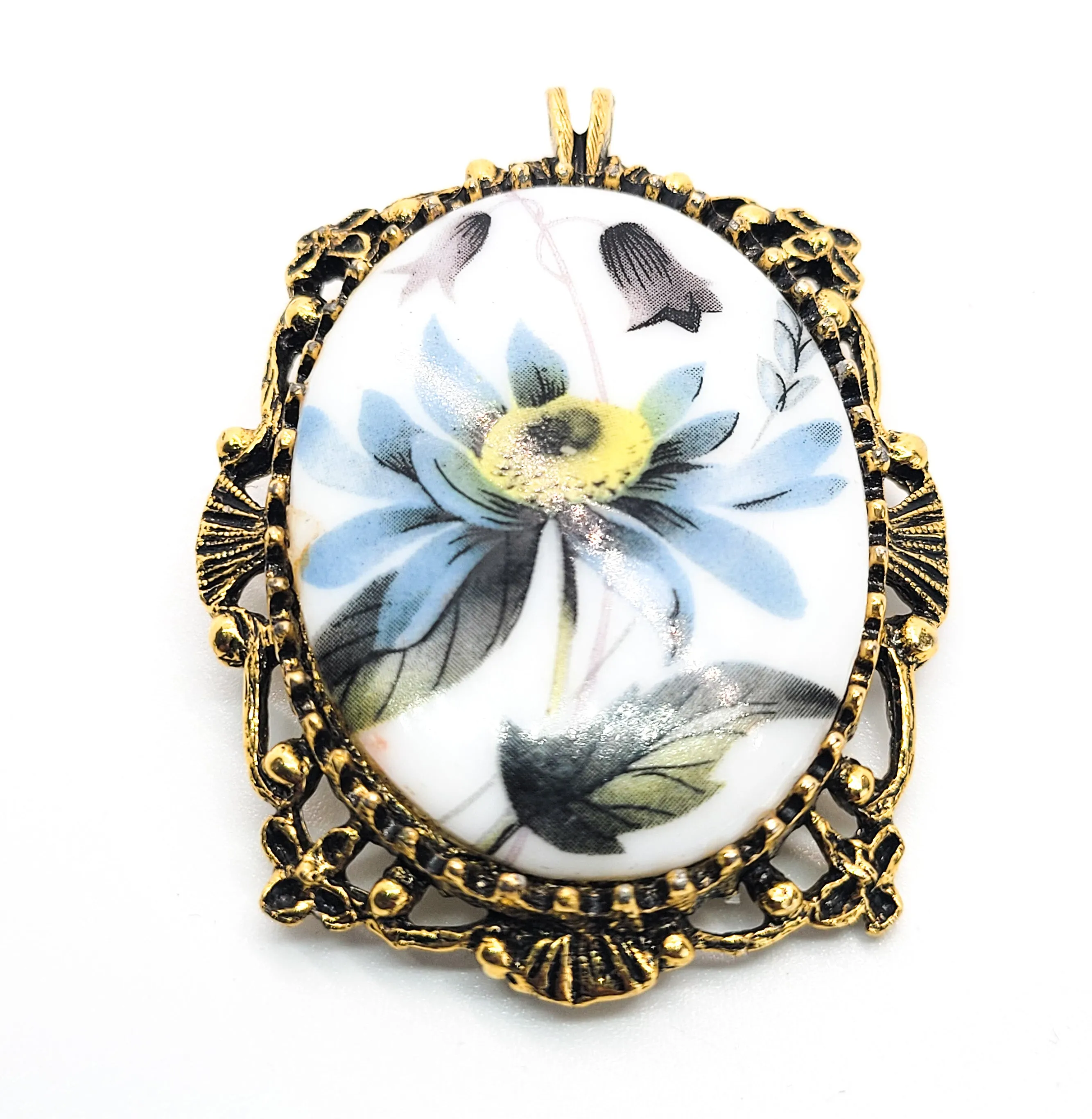 Blue Daisy flower painted cameo vintage gold toned pendant brooch