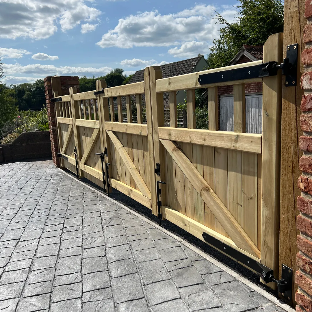 Cottage Gates Bifold 4 Leaf
