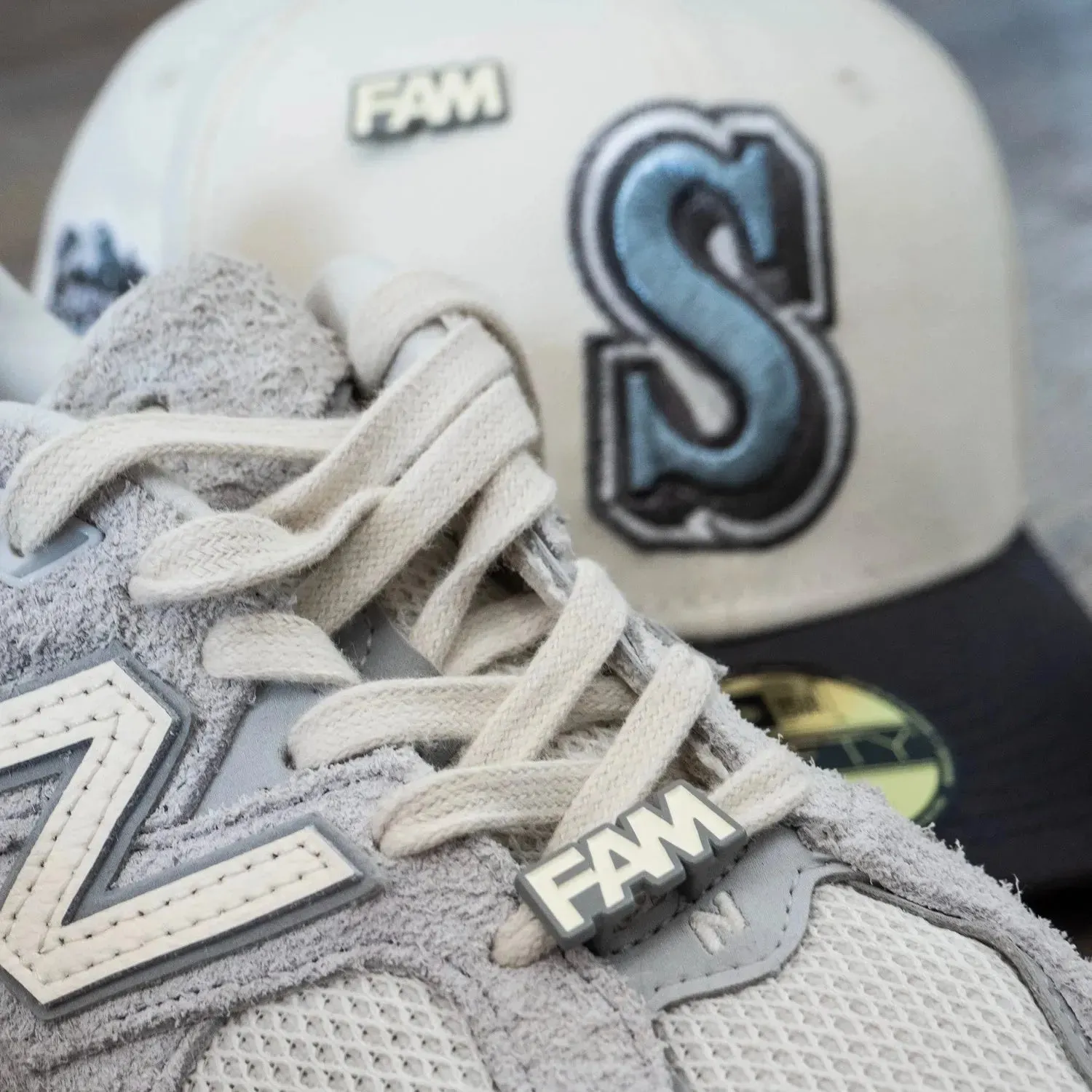 FAM LACE LOCKS   PIN GREY / CHROME WHITE