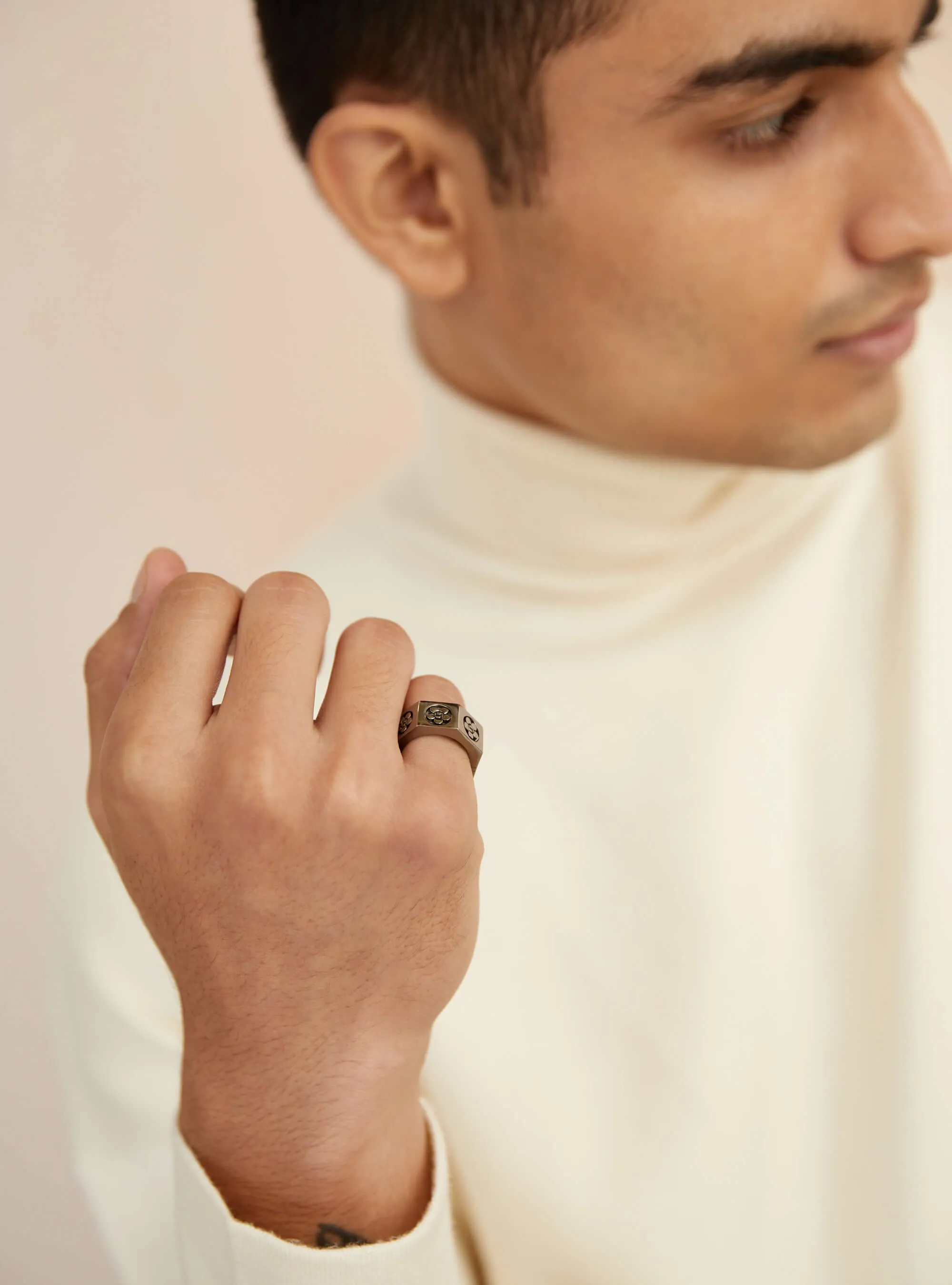 Outhouse   I   Poppi Oculus Bolt Ring - Gunmetal Brass, Rhodium  Accessories OHAW21RI072