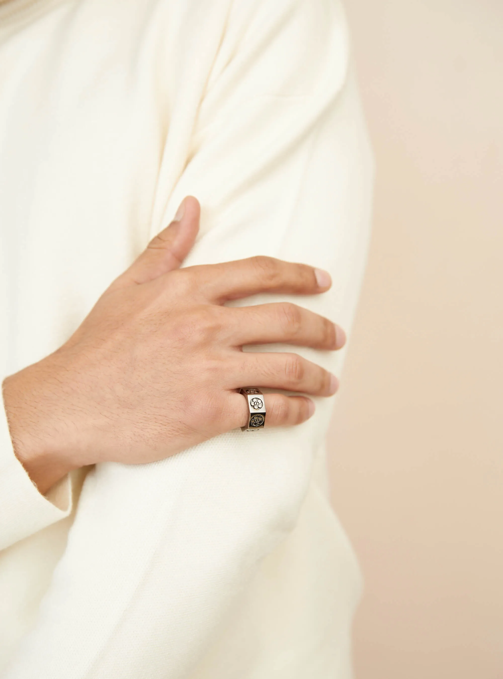 Outhouse   I   Poppi Oculus Bolt Ring - Gunmetal Brass, Rhodium  Accessories OHAW21RI072