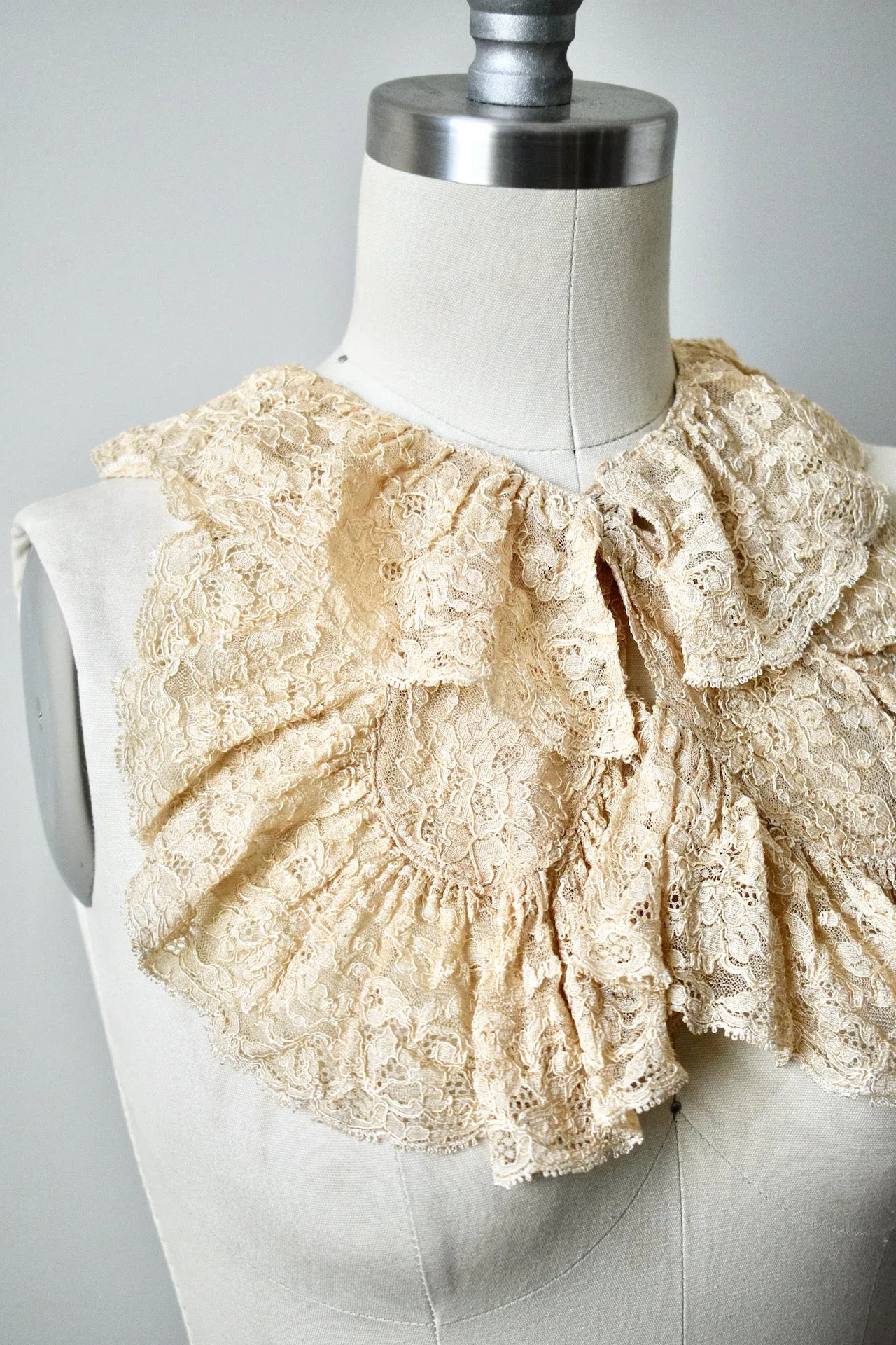 Vintage 1930s Cream Lace Collar