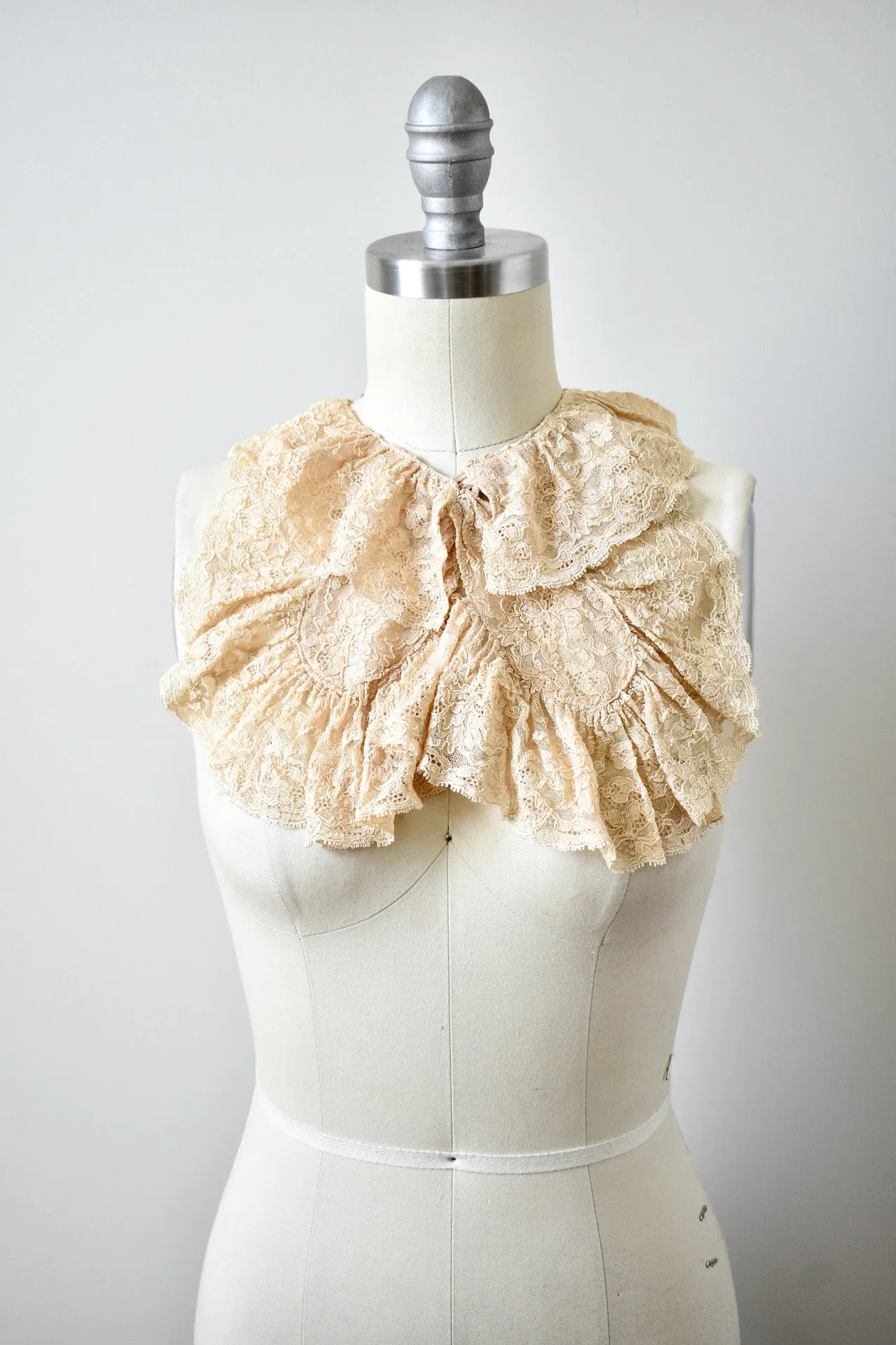 Vintage 1930s Cream Lace Collar