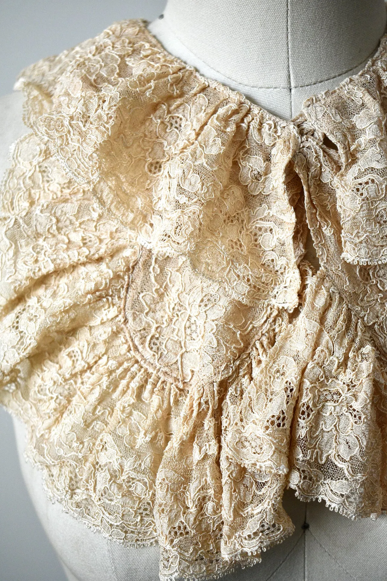 Vintage 1930s Cream Lace Collar