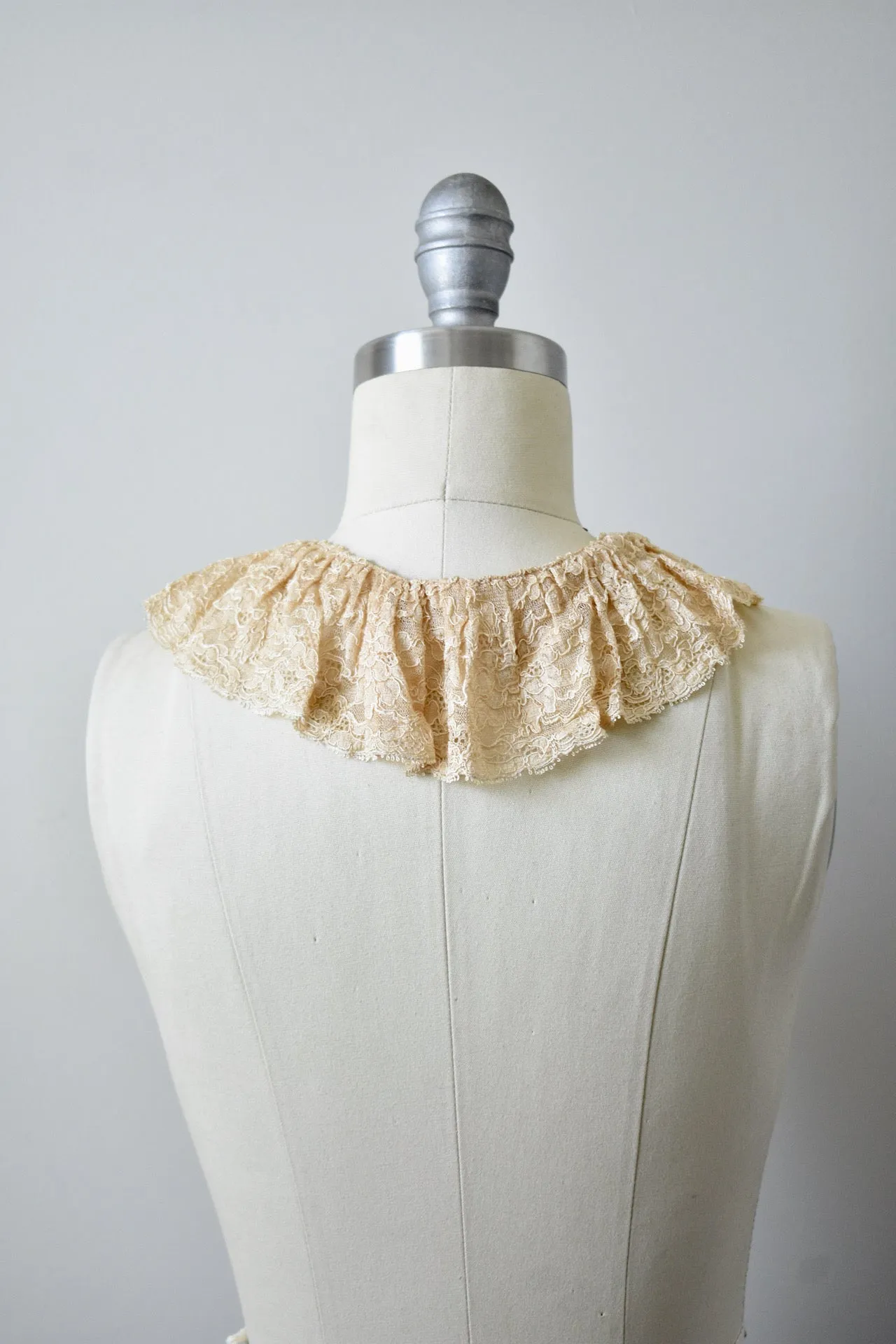 Vintage 1930s Cream Lace Collar