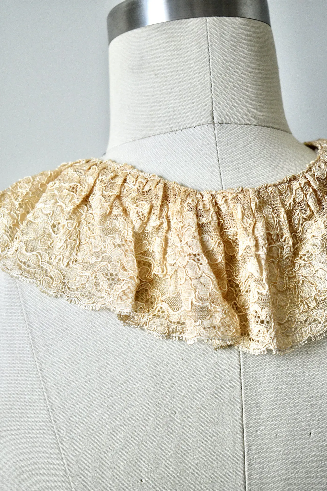 Vintage 1930s Cream Lace Collar
